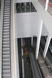 hier unten kommt das Personen-Transportsytem im Satellitenterminal an (©Foto: Marrikka-Laila Maisel)